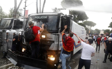 Masovni protesti u Albaniji zbog Trampovog zeta: Žestoki sukobi građana i policije u Tirani