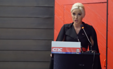 Neumjesna objava Ane Grozdanović iz SPS: Šalje očajnički vapaj da se narod ujedini – u bikiniju s bazena