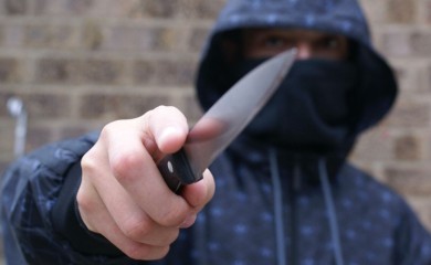 Dvadesetogodišnjakinji odrezao prst, ubo je nožem i unakazio joj lice