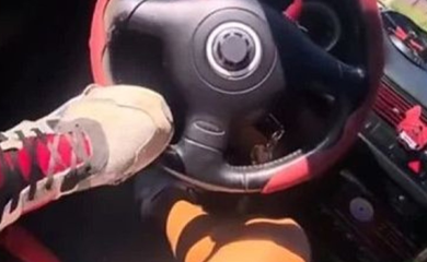 Snimak bahatosti objavio na društvenim mrežama: Uhapšen vozač koji je automobil vozio nogom