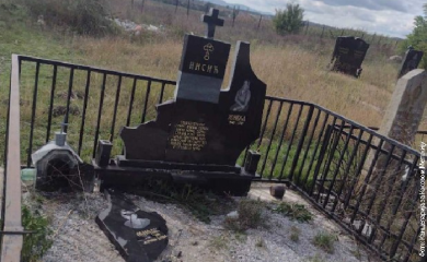 Polomljen spomenik na pravoslavnom groblju u Klokotu