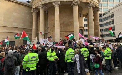 Protest ispred BBC zbog izvještavanja o Gazi: “Ne možete se sakriti, optužujemo vas za genocid”