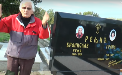 Branislav redovno obilazi svoj spomenik na kom je već uklesao godinu smrti