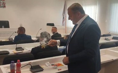 Neviđeno u BiH: Odbornik "okadio" skupštinu (VIDEO)