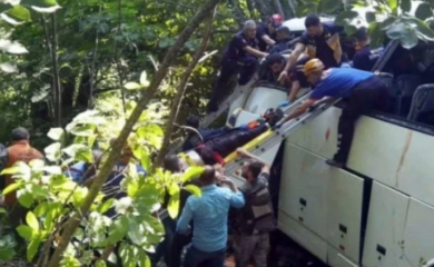 Autobus sletio sa puta i prevrnuo se: Poginulo osam ljudi, desetine povrijeđene