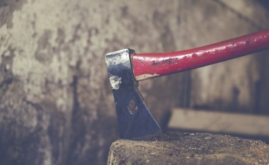Sjekirama gađao komšiju nakon svađe oko imovine