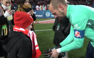 Ranjeni dječak iz Štrpca bio na Marakani, Borjan mu poklonio uspomenu za čitav život