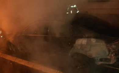 Gorio automobil u centru Banjaluke