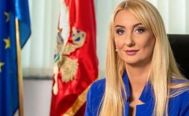 Direktorka sebi najbolji radnik, želi i naknadu za prekovremeni rad