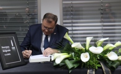 Saosjećamo sa porodicama poginulih: Dodik se upisao u Knjigu žalosti