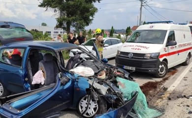 Stravičan sudar dva auta i kamiona: Vatrogasci izvlačili povrijeđene FOTO