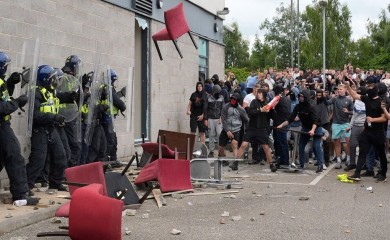 Zašto demonstranti divljaju i razbijaju po Engleskoj
