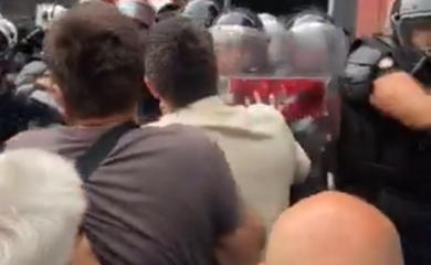 Tenzije u Zaječaru: Građani se guraju s kordonom policije (VIDEO)