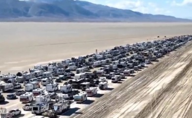 "Burning Man" egzodus: Počelo izvlačenje sa festivala, preko 70 hiljada ljudi u koloni  (VIDEO)