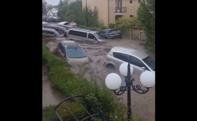 Stravične poplave u Bugarskoj: Četvoro mrtvih, voda nosi automobile niz ulice (VIDEO)