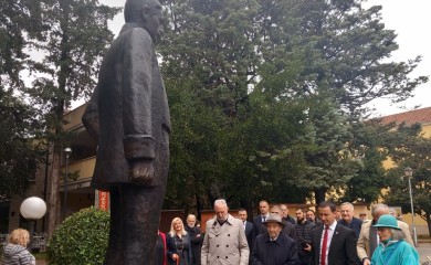 Položeno cvijeće na spomeniku Dučiću i Njegošu