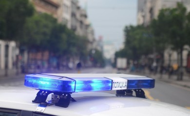 Pijan tukao ženu i dijete, pa se kolima zakucao u banderu