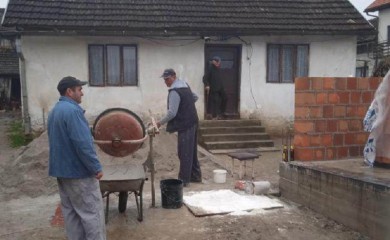 Majstori besplatno grade kuću Tojagićima