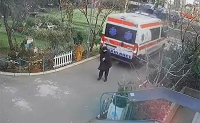 Vozilo Hitne pomoći udarilo stariju ženu (VIDEO)