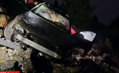 Dvoje mladih povrijeđeno, vatrogasci sjekli auto da ih izvuku