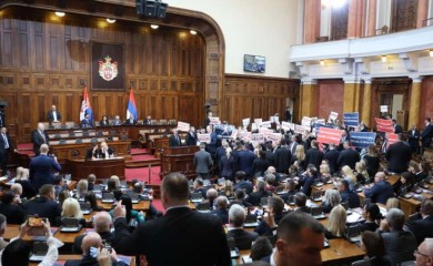 "Kosovo je Srbija, izdaja vam neće proći" Uz transparente opozicije, KONSTITUISANA SKUPŠTINA SRBIJE