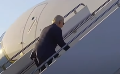 Bajdenov najveći neprijatelj: Američki predsjednik se ponovo sapleo (VIDEO)