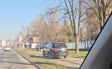 Autom u Banjaluci vozio po trotoaru i biciklističkoj stazi (VIDEO)