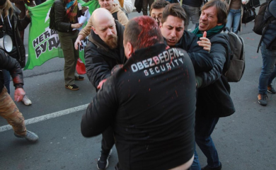 Masovna tuča građana i osiguranja ispred Skupštine grada Beograda (VIDEO)