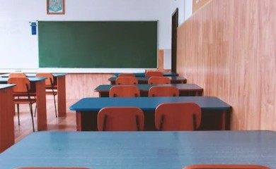 Maloljetnik elektrošokom napao radnika škole