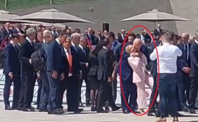 Rama šokirao svijet: Italijansku premijerku uhvatio s leđa i poljubio (VIDEO)