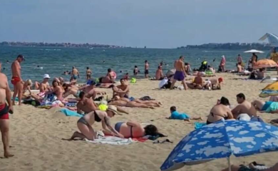 (VIDEO) OBRAČUN ŽENA NA PLAŽI Muškarci pokušali da smire situaciju, a onda se i oni umiješali