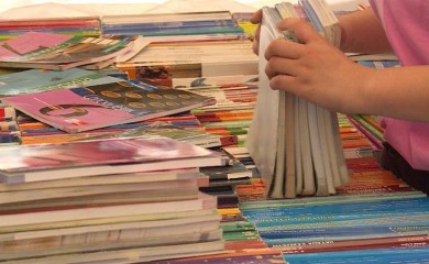 Profesori i učenici Medicinske škole donirali udžbenike i školski pribor