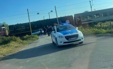 Voz udario automobil na pružnom prelazu