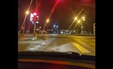 Za dlaku izbjegnuta tragedija: Bahati vozač projurio kao metak kroz crveno  (VIDEO)