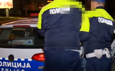 BANJA LUKA: Automobil završio u dvorištu kuće