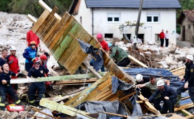 Dijete nakon poplava u BiH pronađeno živo ispod ploče teške dvije tone