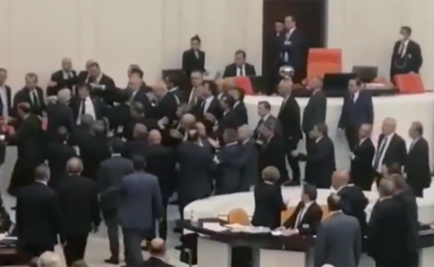 Tuča u Parlamentu Turske: Poslanik završio na intenzivnoj njezi (VIDEO)