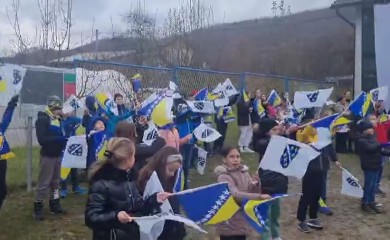 "Slave godišnjicu protjerivanja komšija" Djeca sa ratnim zastavama u Gostoviću slavila "dan oslobođenja"