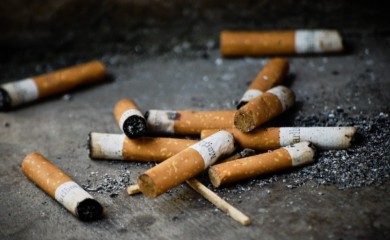 Španija uvodi novi zakon: Proizvođači cigareta plaćaju čišćenje ulica od pikavaca