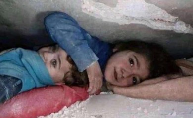 Sedmogodišnja djevojčica 17 sati štitila mlađeg brata pod ruševinama u razorenoj Siriji