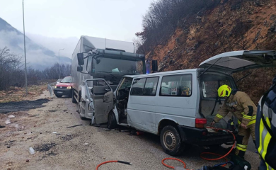 Policija o nesreći na putu Sarajevo-Pale: Žena poginula, osam osoba povrijeđeno