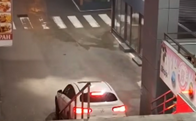 Uhapšen vozač koji je mercedesom sišao niz stepenice u Banjaluci, imao 2,2 promila