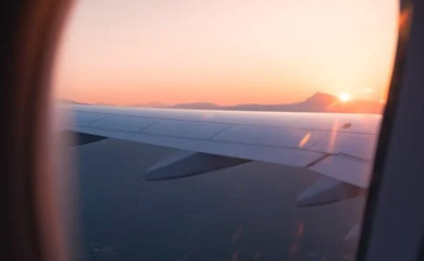 Muškarac pokušao da otvori vrata aviona tokom leta, napao posadu