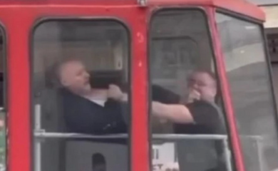 Tuča u tramvaju: Prvo se posvađali, pa sijevale pesnice