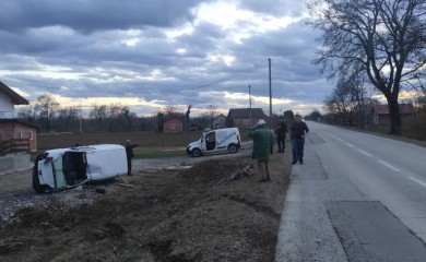 Pijan sletio u dvorište porodične kuće, “pežo” uništen FOTO