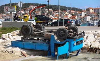 BMW-om udarila kamion, pa upali u more (FOTO)