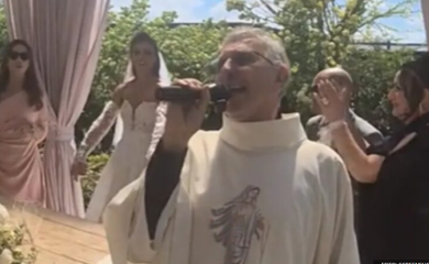 Nesvakidašnje! Sveštenik vjenčao mladence, pa zapjevao karaoke i zaigrao sa gostima VIDEO