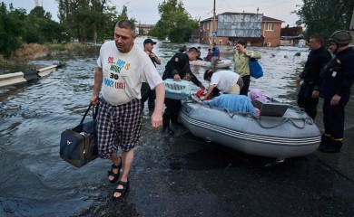 Više od hiljadu ljudi evakuisano nakon urušavanja Kahovke, iscurile tone nafte