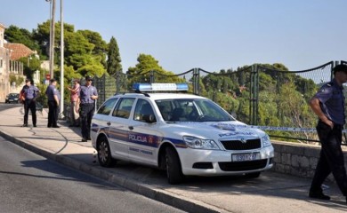 Sletjela vozilom na terasu hotela, povrijeđeno više lica