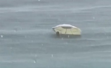 Nesvakidašnja scena u Crnoj Gori: Turista tokom nevremena plivao sa suncobranom (VIDEO)